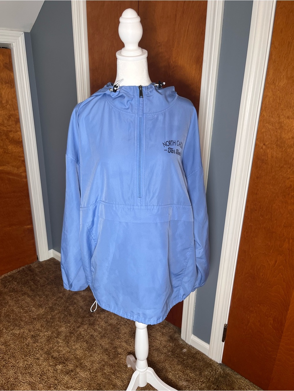 Champion North Carolina Tar Heels Hooded Windbreaker. Unisex size XL.